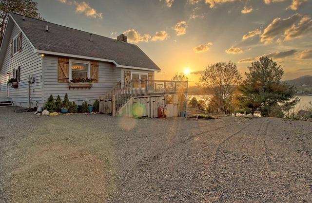 Emaline's Cottage @ Lake Chatuge.."Bright, airy and comfortable!"