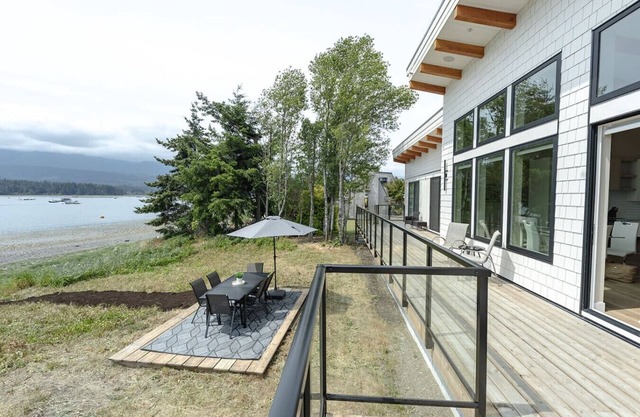 Relax & Stay Awhile in Deep Bay