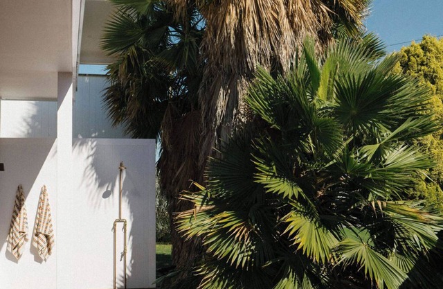Relax & unwind at Vic's place Falcon Bay. Your perfect beach side escape awaits!