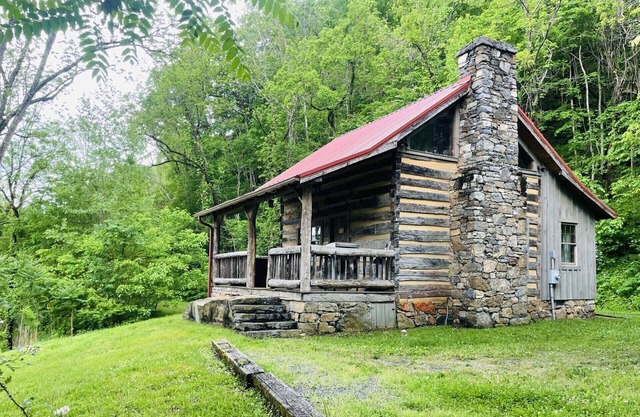 Relax & Unwind~Immerse in Nature~River Access~Minutes from Hot Springs