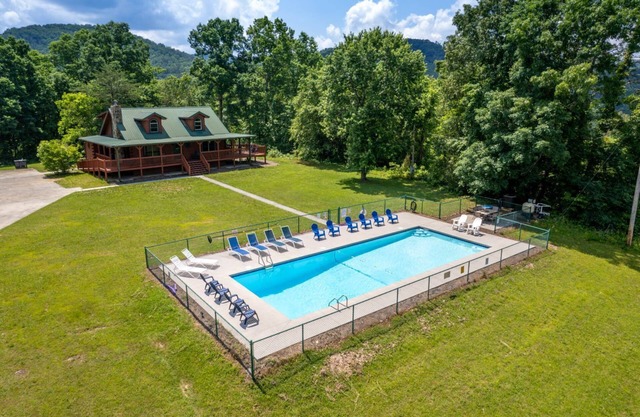 Bear Mountain Splash - Private outdoor pool!