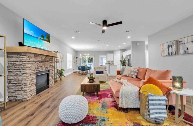 Relax & Unwind - Spacious & Colorful 3BR House