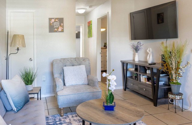 Relax, venture, or work, stay w/ comfort close Arlington's finest entertainment