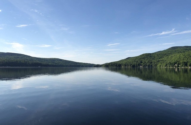 Détendez-vous en famille dans ce chalet historique au bord du lac avec hangar à bateaux et quai
