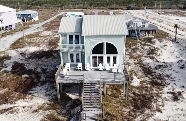 Restez sur la plage! 2 étages 4 chambres 3 salles de bain. Front de mer parfait.