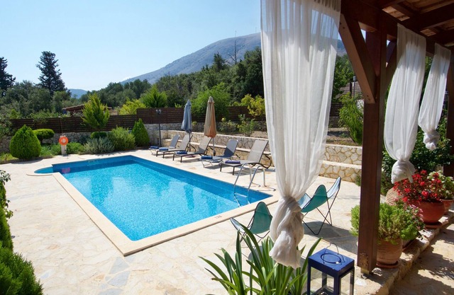 Paisible villa avec piscine privative, des vues magnifiques, terrasses, barbecue, climatisation et W