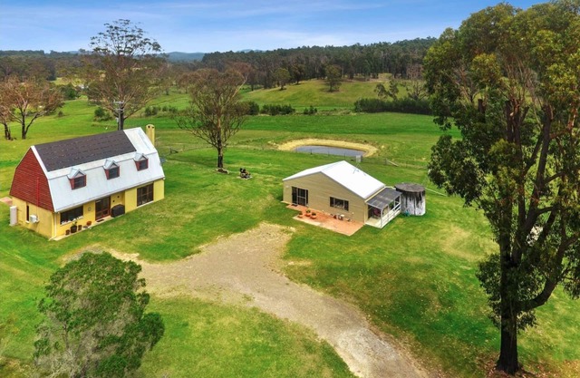 Relaxed acreage 5 minutes from the beach.