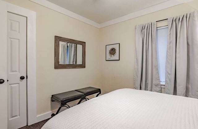 Cozy & Clean 2B/1B in Midtown – 18A