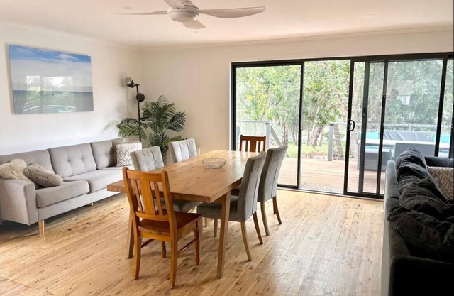 Relaxed and peaceful 2BR home on Wallaga Lake close to Camel Rock Beach