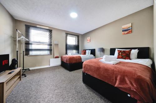 RELAXED CENTRAL HOUSE LOCATED IN WEST READING CLOSE TO TOWN CENTRE with FREE DRIVE WAY PARKING, WI FI & NETFLIX BY AI ESTATE GROUP