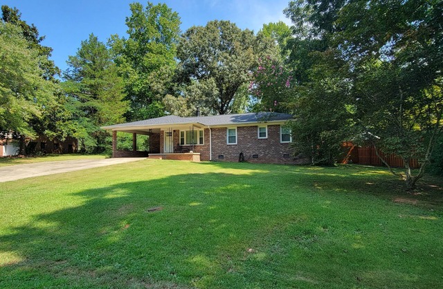 Relaxed, pet-friendly home walkable to Clemson campus, stadiums or downtown.