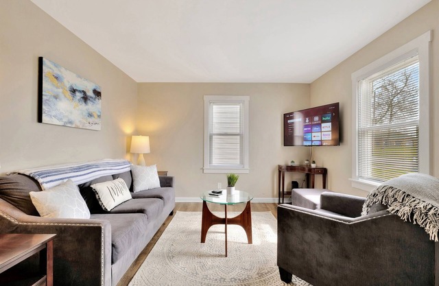 Charming - Pet Friendly - 2 Bedroom Home, Quiet Area
