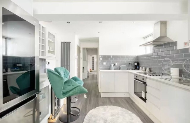 Relaxing 2-bedroom apartment with Hot Tub in Uxbridge