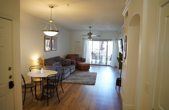Relaxing 2 bedroom Condo w/ heated pool, spa & gym