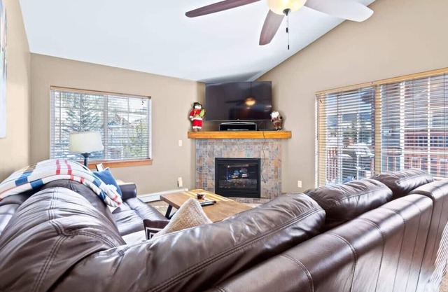 Relaxing 2BDR Getaway 10 Mins from Breck; Adventure Awaits!