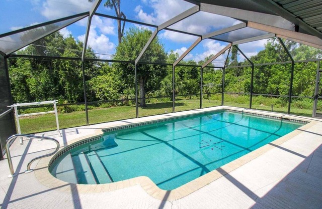 Relaxing 2BR pool home close to attractions - Charlotte's Dream