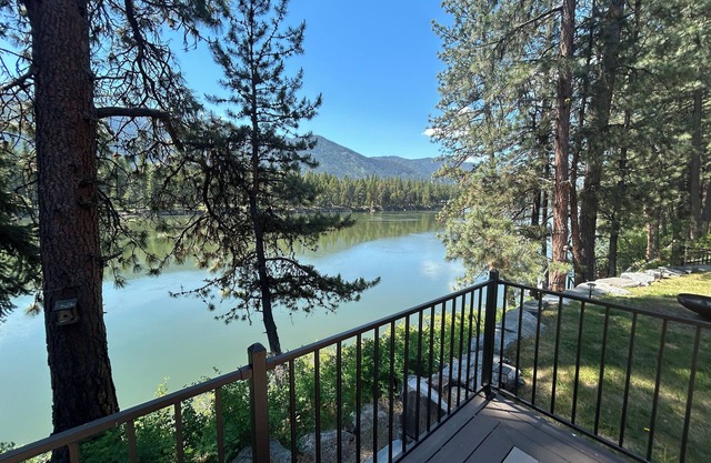 Relaxing 3-bedroom + bunkhouse waterfront home on the Clark Fork River