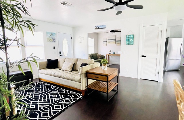 Charming 3-bedroom house with WiFi, AC in welcoming Sarasota