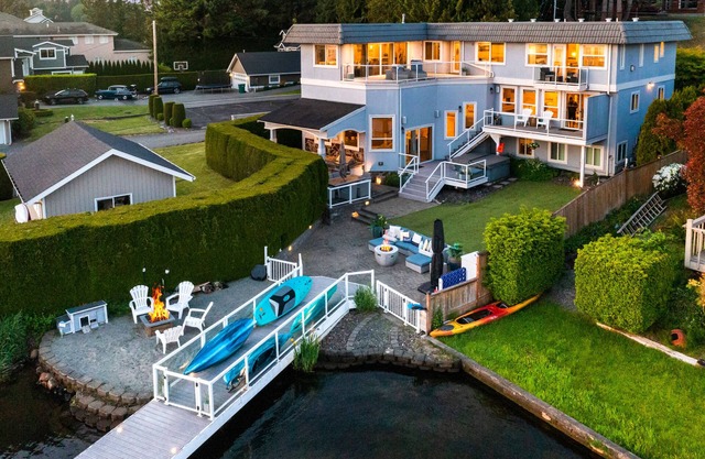 Relaxing 4 bed, 4 bath, + private studio lakefront home on Lake Stevens!