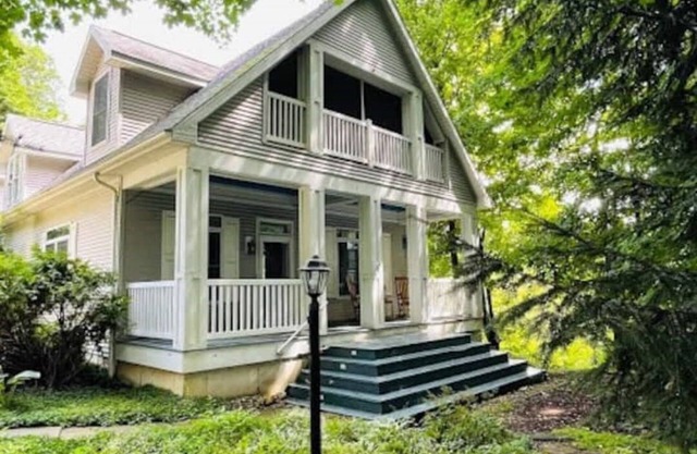 Relaxing 4-BR w/ hot-tub, marsh, nature trail; wineries