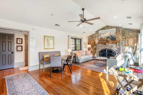 Relaxing Aldie Retreat with Fireplaces and Pool