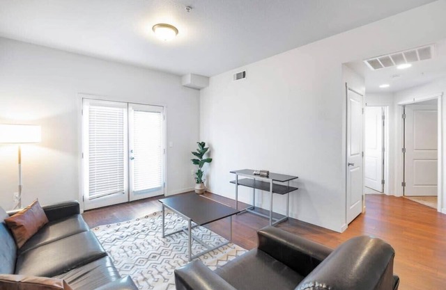 Relaxing Apartment Near DT With Gym