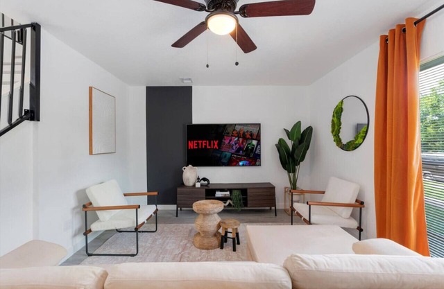 Luxurious Hidden Gem l Downtown Access l Balcony