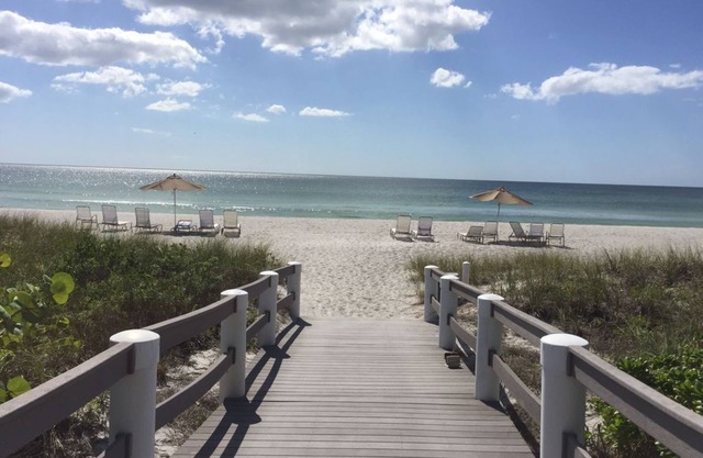 Détente au bord de la plage sur la clé de la chaloupe