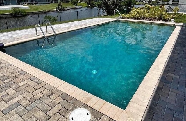 Relaxing canal front 2 BR pool home in North Port - Pineapple Way