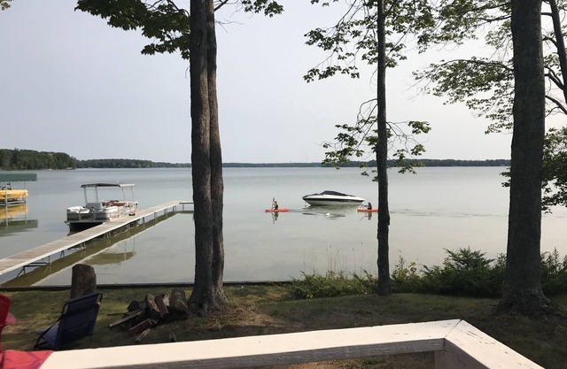 (Nouveau!) Chalet relaxant sur le lac vert à Interlochen - kayaks et SUP fournis!