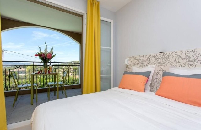 Relaxing Couple Room Ideal for Riviera Getaway w/ Outdoor Space | Swimming Pool