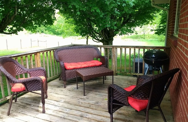 FAMILIALE, BEAUCOUP DE CHAMBRE SUR 3 ACRES DE BELLE HERBE, FLEURS, ARBRES.