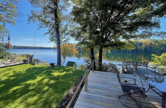 Relaxing Croton lake cottage w/ hot tub