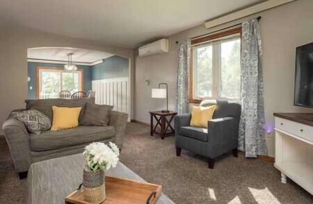 Relaxing, family friendly 4 bedroom lake home