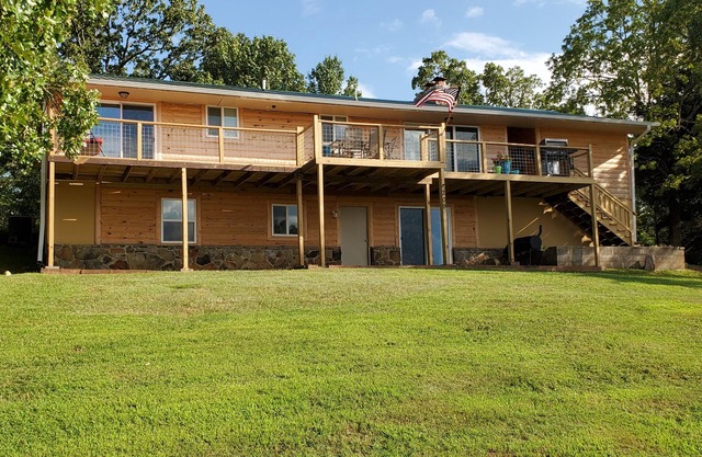 Relaxing Family-Friendly Cabin with Sprawling Deck & Fun-filled Game Room