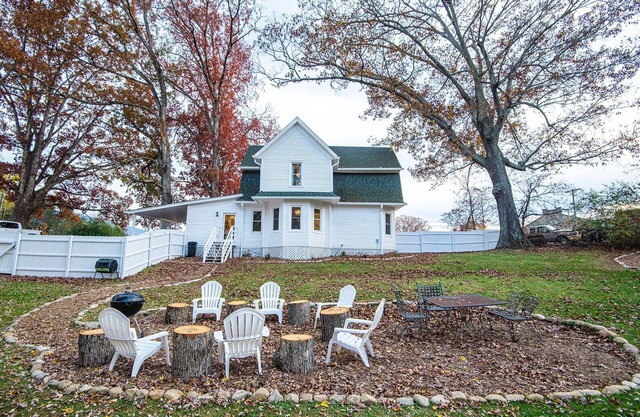 Relaxing Farmhouse, pet friendly, walk to town