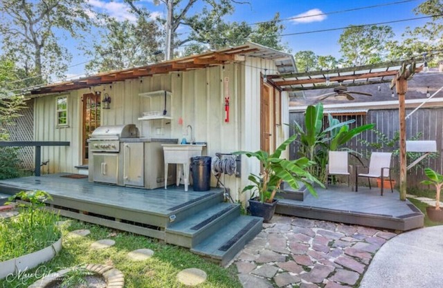 Relaxing garden cottage with sauna