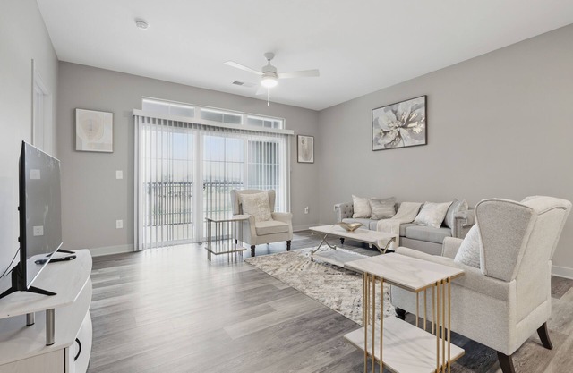 Relaxing Getaway King Bed Balcony Work-Ready apartment in Whitestown.