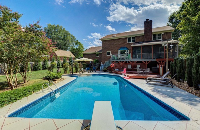 Relaxing Getaway w/ Salt Pool,HotTub,Fire Pit, Foosball. Private Luxury / HPU