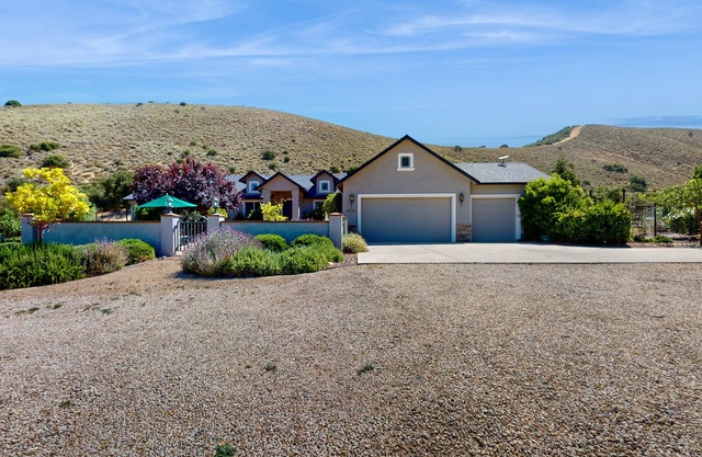 Relaxing, updated getaway w/stunning views - private grill, jacuzzi & pool