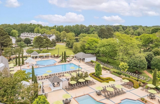 Relaxing Hideaway! w/ Onsite Swimming Pools, Sports Courts, Free Parking!