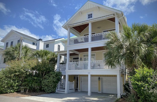 Relaxing home, just a short walk to the beach and the Intracoastal Waterway