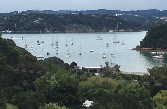 Relaxing home with views over Matauwhi Bay and an easy walk to Russell township
