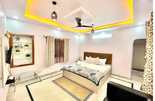 Relaxing King Bed Suite with Free Internet and Free Parking