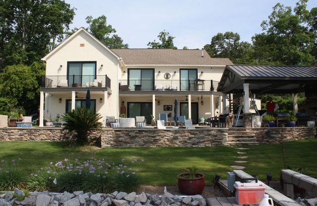 Relaxing lake front cottage! Pool, outdoor kitchen, Dog Friendly!