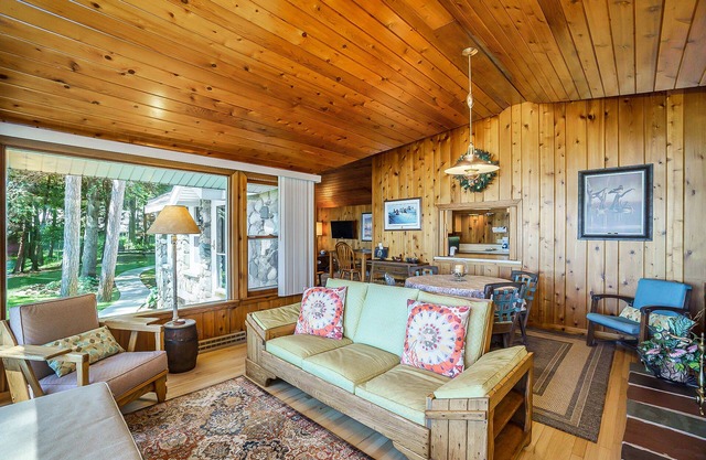 Détente maison au bord du lac avec foyer, amarrage de bateau, câble gratuit et cuisine complète!