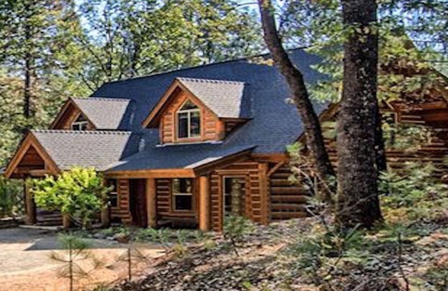 Cabine élégante sur le lac Shasta avec piscine