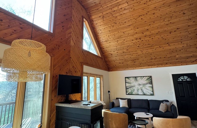 Relaxing Lakefront Gem: Cozy Cabin, Hot Tub & Private Shoreline- Sleeps 8!