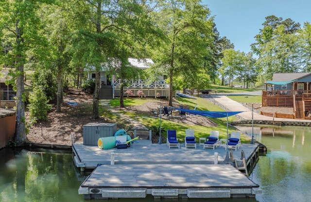 Lakeside Hideaway Has It All! Large Dock, Outdoor TVs, Firepit, Water Toys