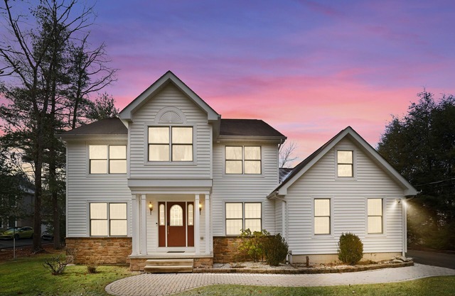 LAKEFRONT! Stunning Views, Private Chef, Private Fishing, Kayaks, Game Room!